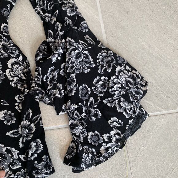 Forever 21 Black And White Floral Romper With Long Bell Sleeves Size M - Picture 7 of 7